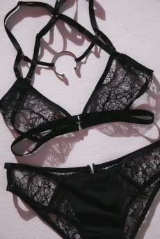 画像7: Deformed Triangle Bra | [ PETITE PAUSE ]-Piercing-Lace｜ ブラジャー・ノンワイヤーブラ・フロントホック・レース・ブラック| Kiff  キッフ 【サイズ交換NG】※メール便対象商品※   日本製 (7)