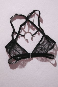 画像8: Deformed Triangle Bra | [ PETITE PAUSE ]-Piercing-Lace｜ ブラジャー・ノンワイヤーブラ・フロントホック・レース・ブラック| Kiff  キッフ 【サイズ交換NG】※メール便対象商品※   日本製 (8)